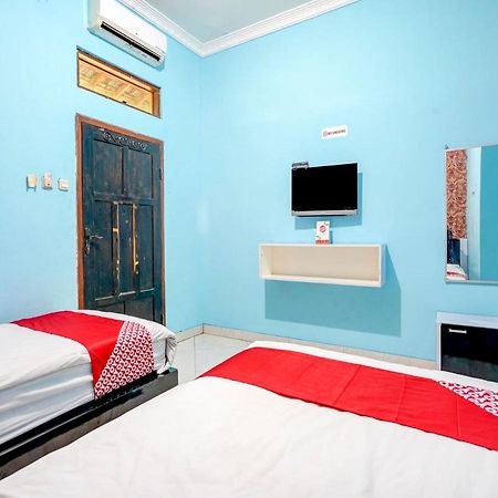 OYO 3710 Izzi Hotel Lamongan Esterno foto