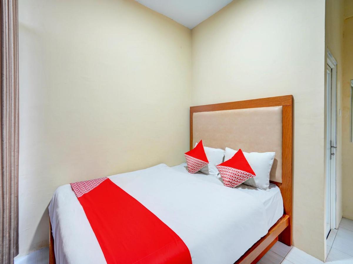 OYO 3710 Izzi Hotel Lamongan Esterno foto