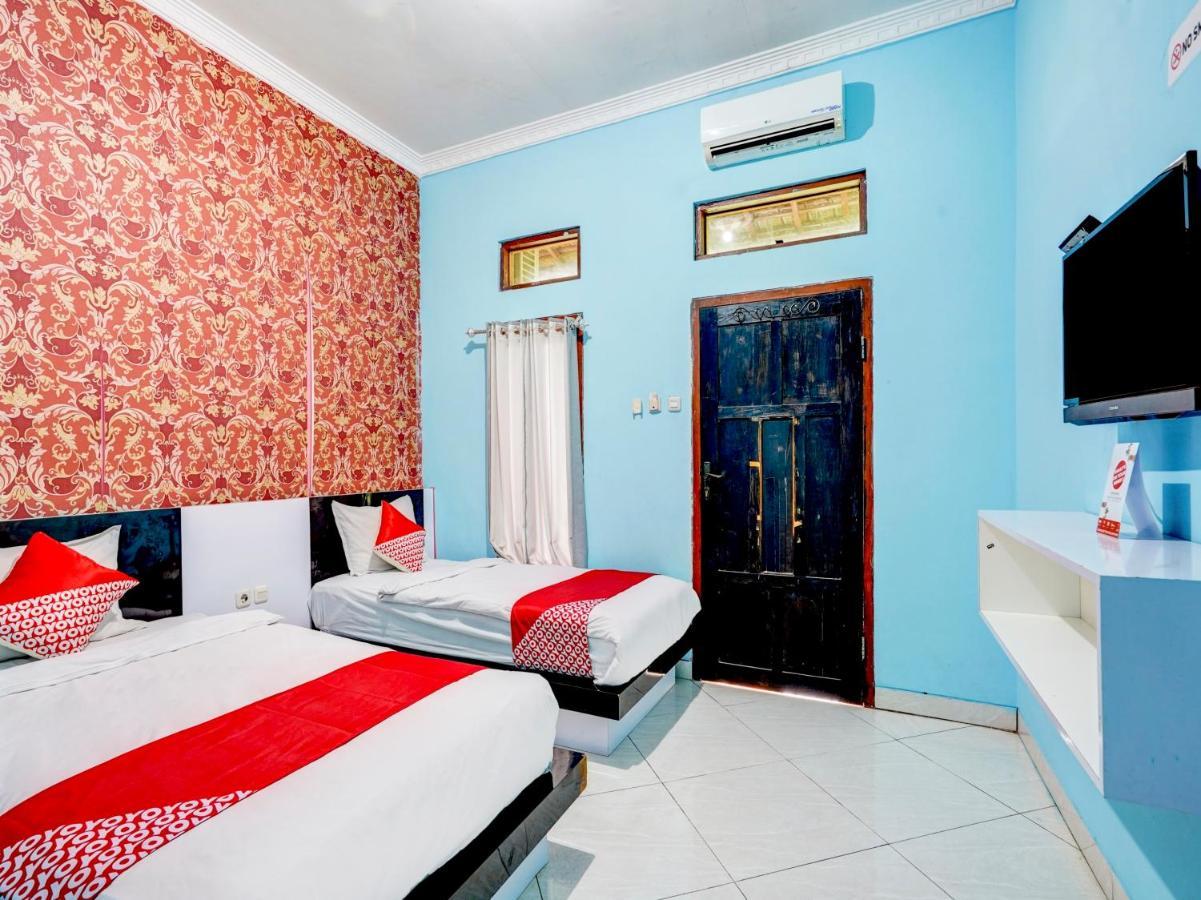 OYO 3710 Izzi Hotel Lamongan Esterno foto