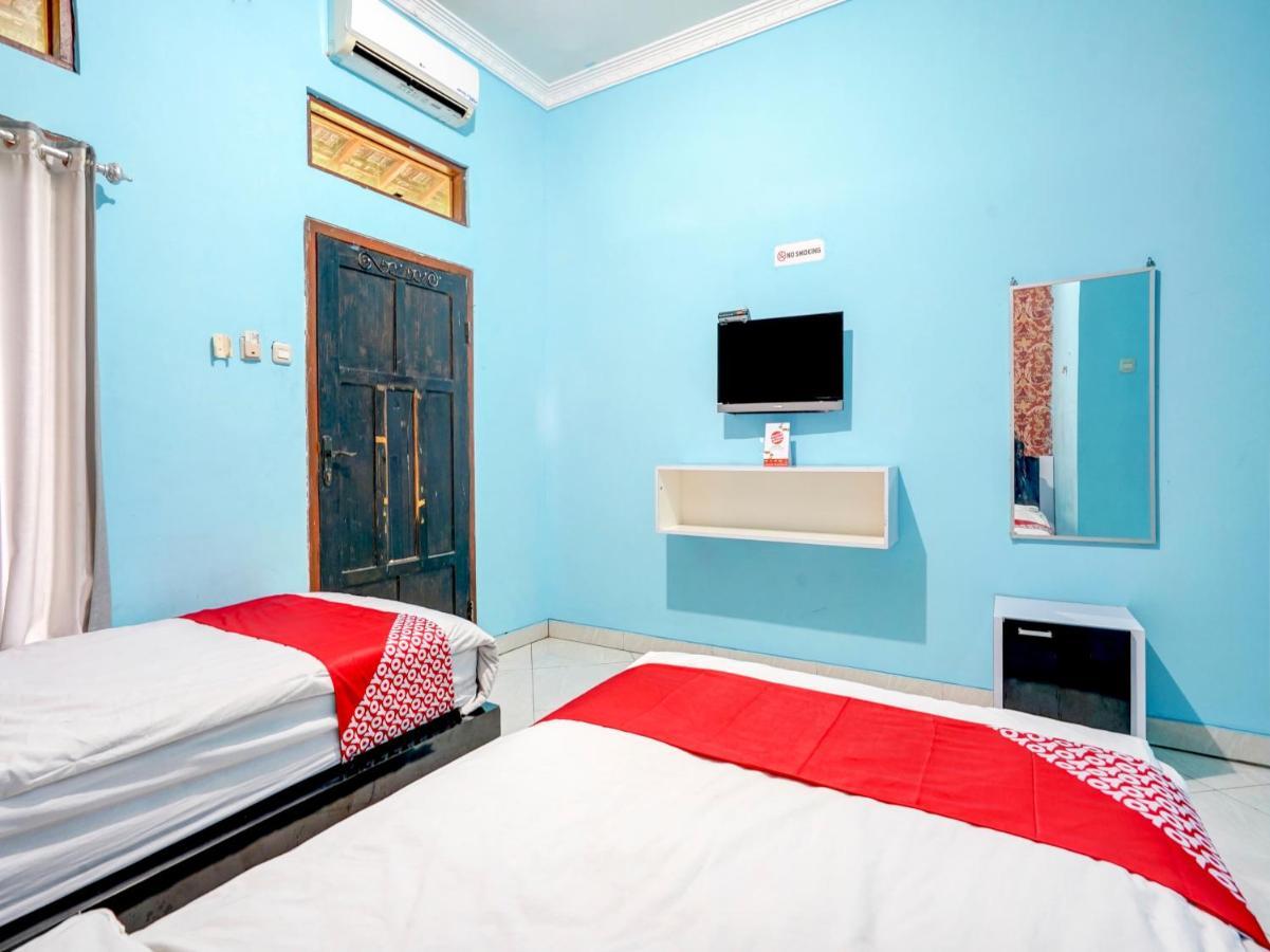 OYO 3710 Izzi Hotel Lamongan Esterno foto
