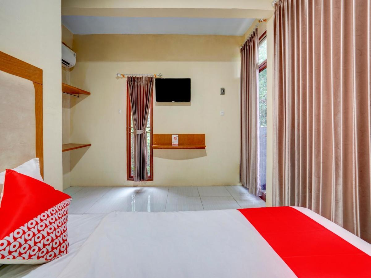 OYO 3710 Izzi Hotel Lamongan Esterno foto