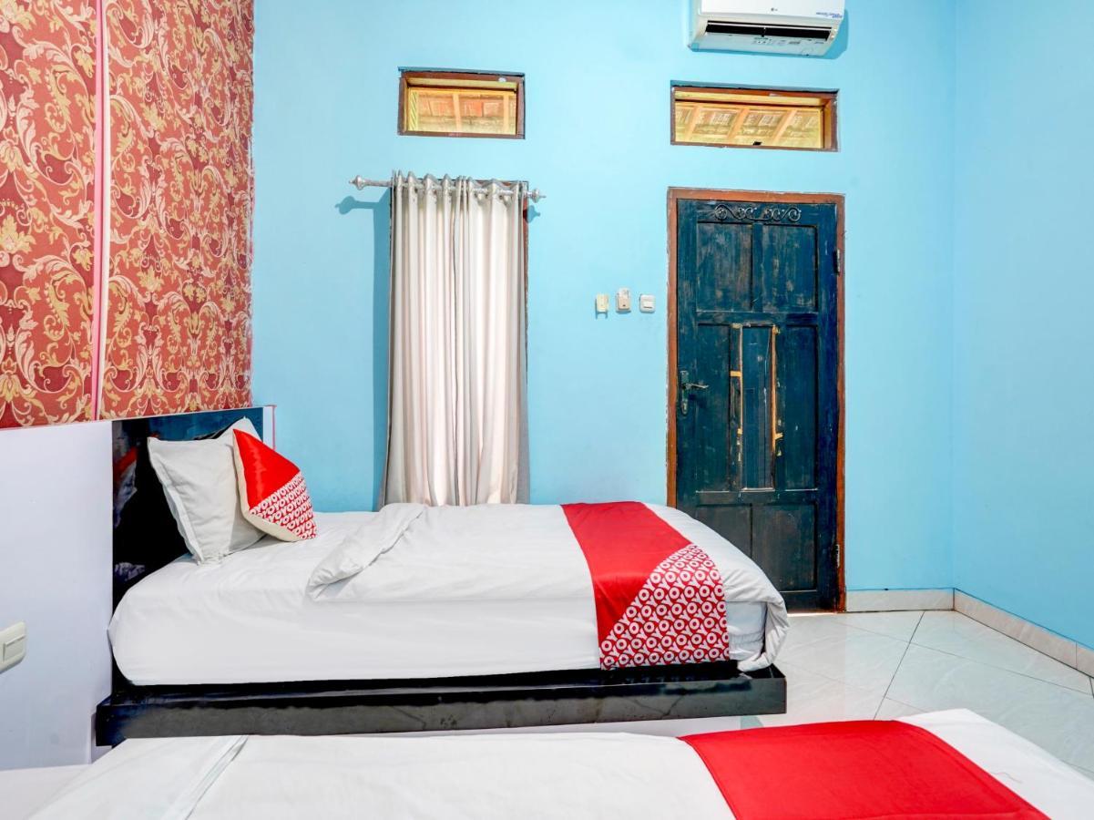 OYO 3710 Izzi Hotel Lamongan Esterno foto