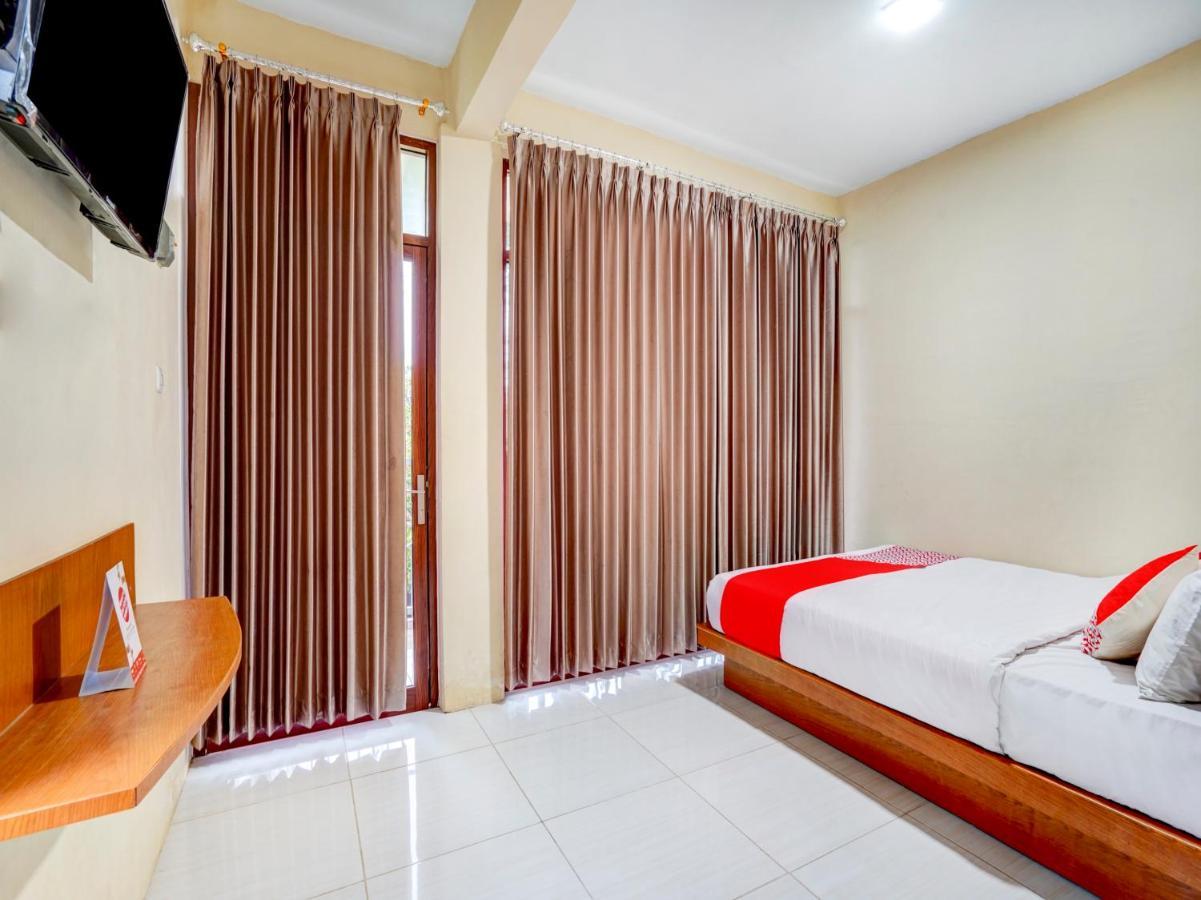 OYO 3710 Izzi Hotel Lamongan Esterno foto