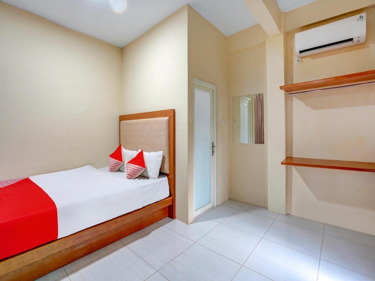 OYO 3710 Izzi Hotel Lamongan Esterno foto